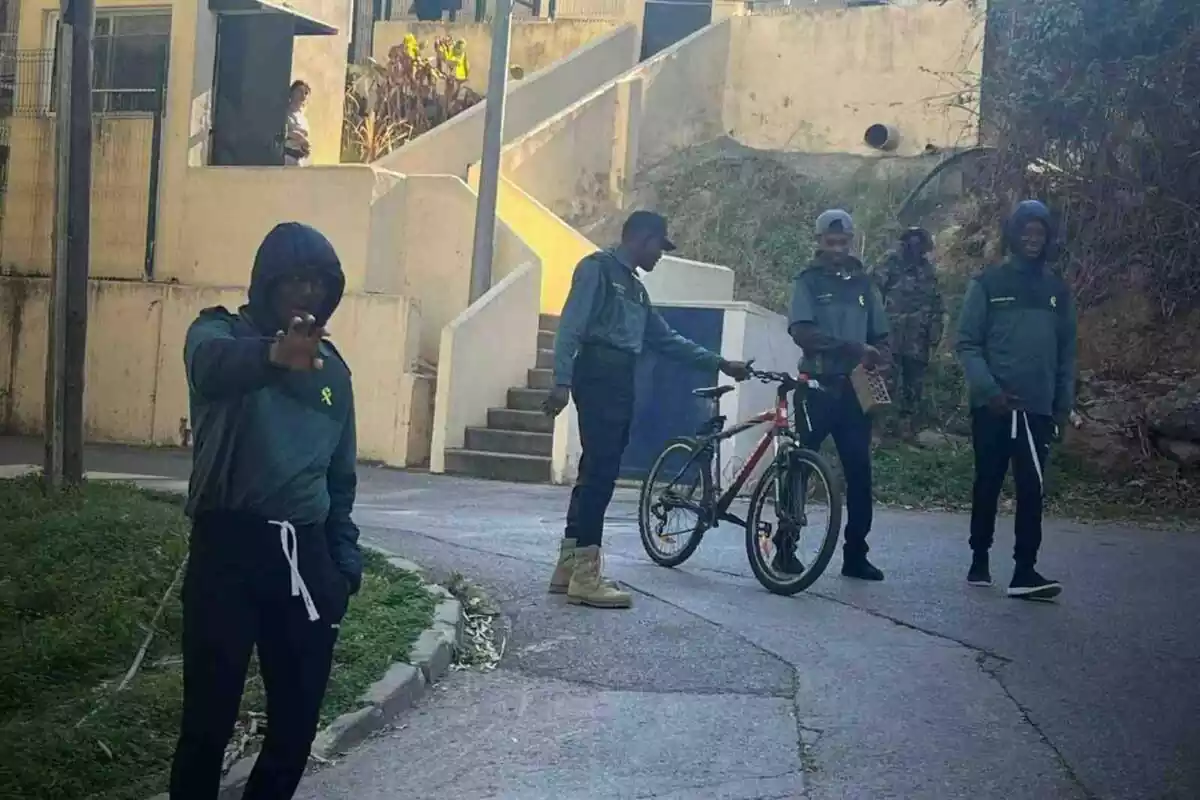 Imagen de un grupo de inmigrantes en Ceuta con prendas de la Guardia Civil