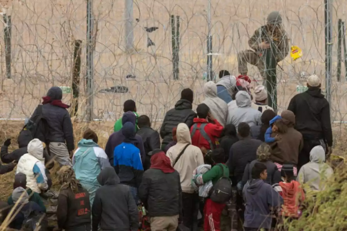 Centenares de personas permanecen reunidas a lo largo de Rio Grande, en la frontera entre México y los Estados Unidos