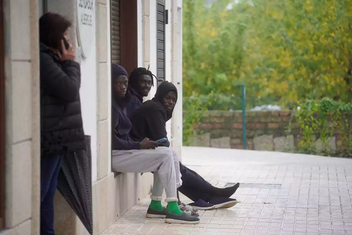 Varios inmigrantes desplazados desde Canarias en el albergue Sendasur, a 31 de octubre de 2023, en O Porriño, Vigo, Galicia