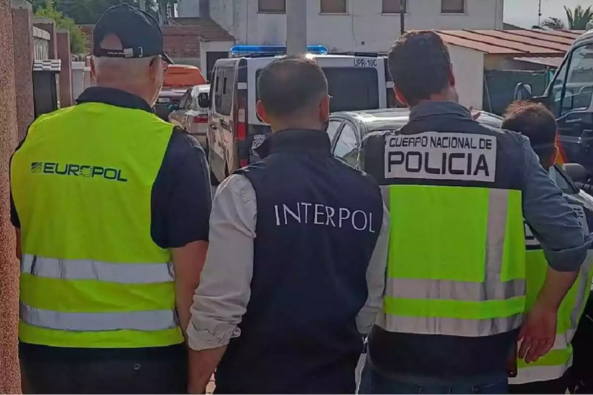 Imagen de dos policías de la Interpol en una operación policial