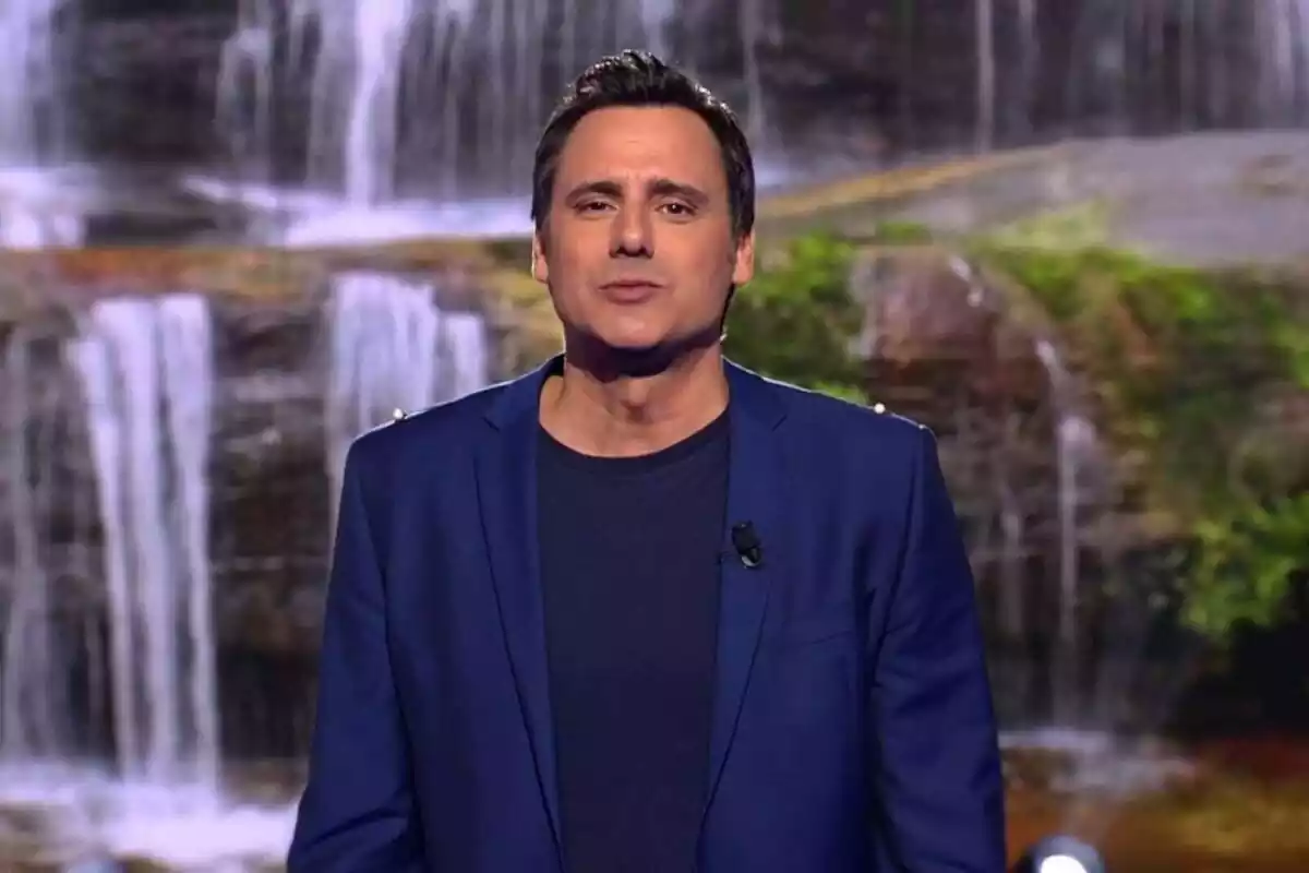Captura de 'Supervivientes' de Ion Aramendi en el plató el 7 de mayo de 2023 Captura de 'Supervivientes' de Ion Aramendi en el plató el 7 de mayo de 2023