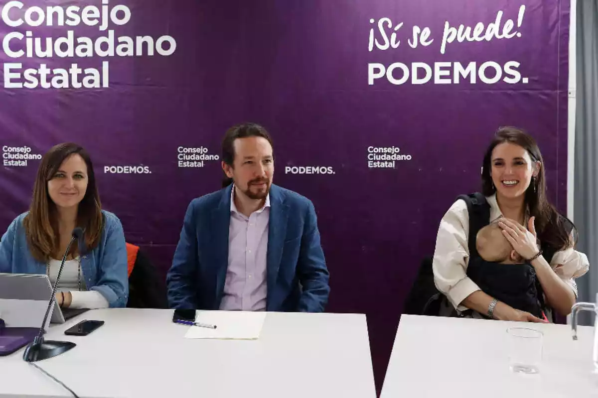 Imagen en una sede de Podemos de Ione Belarra, Pablo Iglesias e Irene Montero