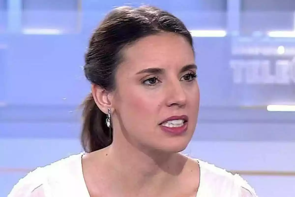 Irene Montero hablando en el plató de Informativos Telecinco con fondo azul.