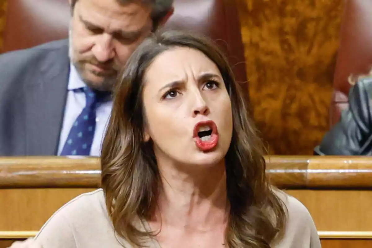 Primer plano de Irene Montero en el Congreso de los Diputados dando un mítin con cara de rabia