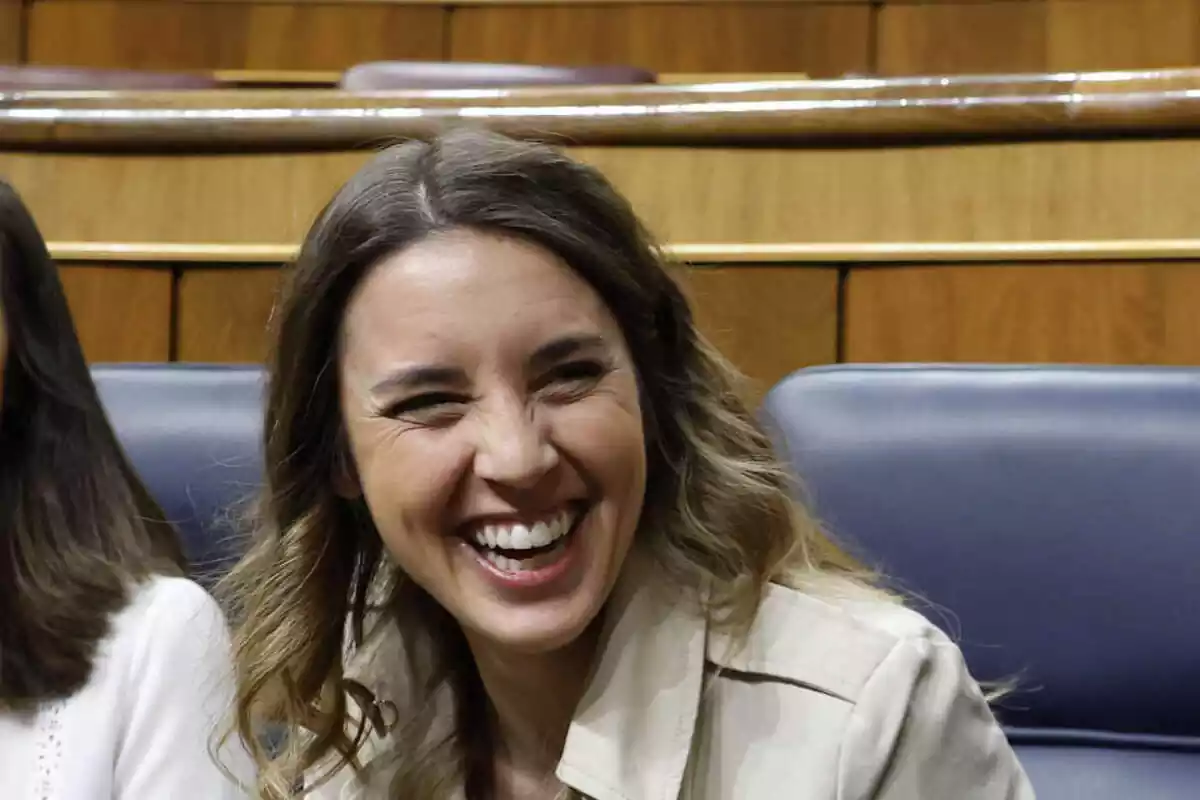 Irene Montero riendo a carcajadas en el Congreso de los Diputados