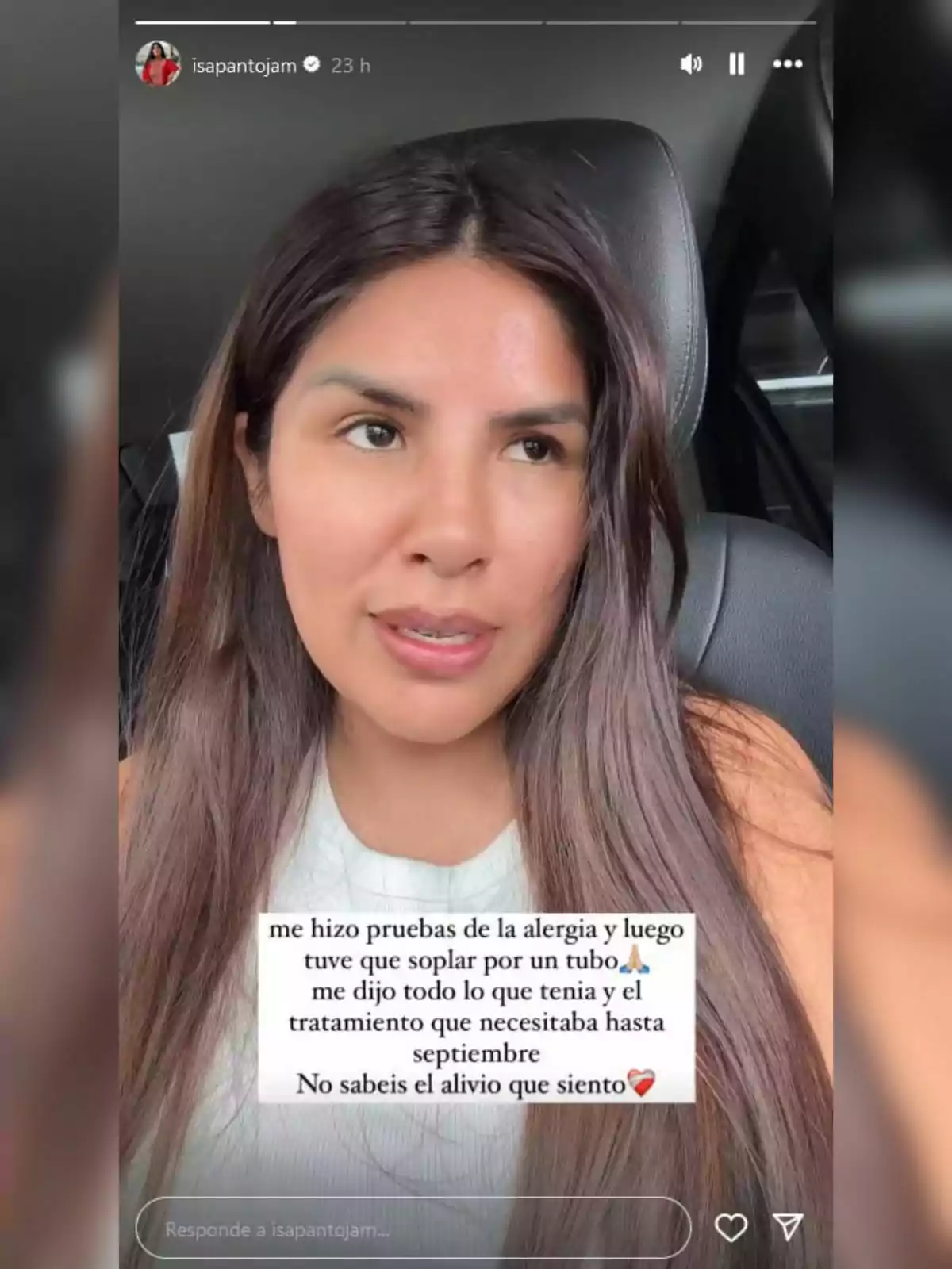 Storie de Isa Pantoja en Instagram hablando con una camiseta blanca dentro del coche Storie de Isa Pantoja en Instagram hablando con una camiseta blanca dentro del coche