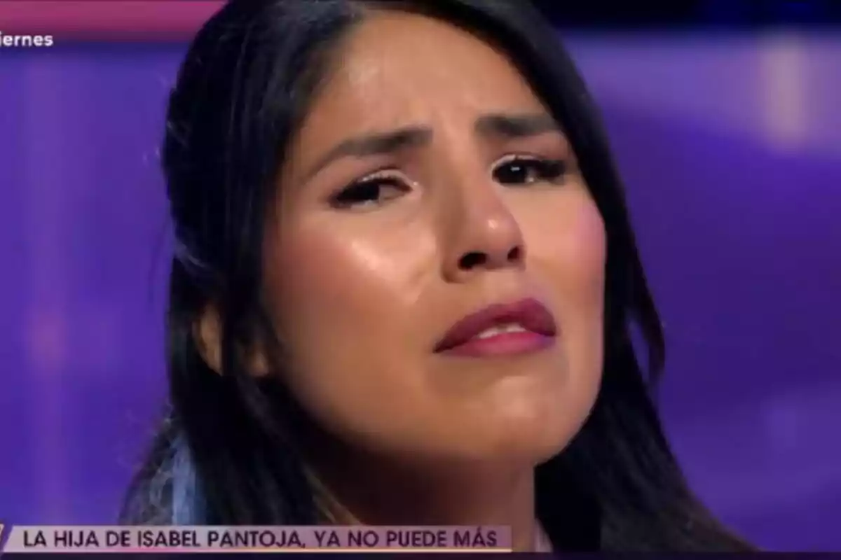 Isa Pantoja con expresión emocional en De Viernes con fondo morado.