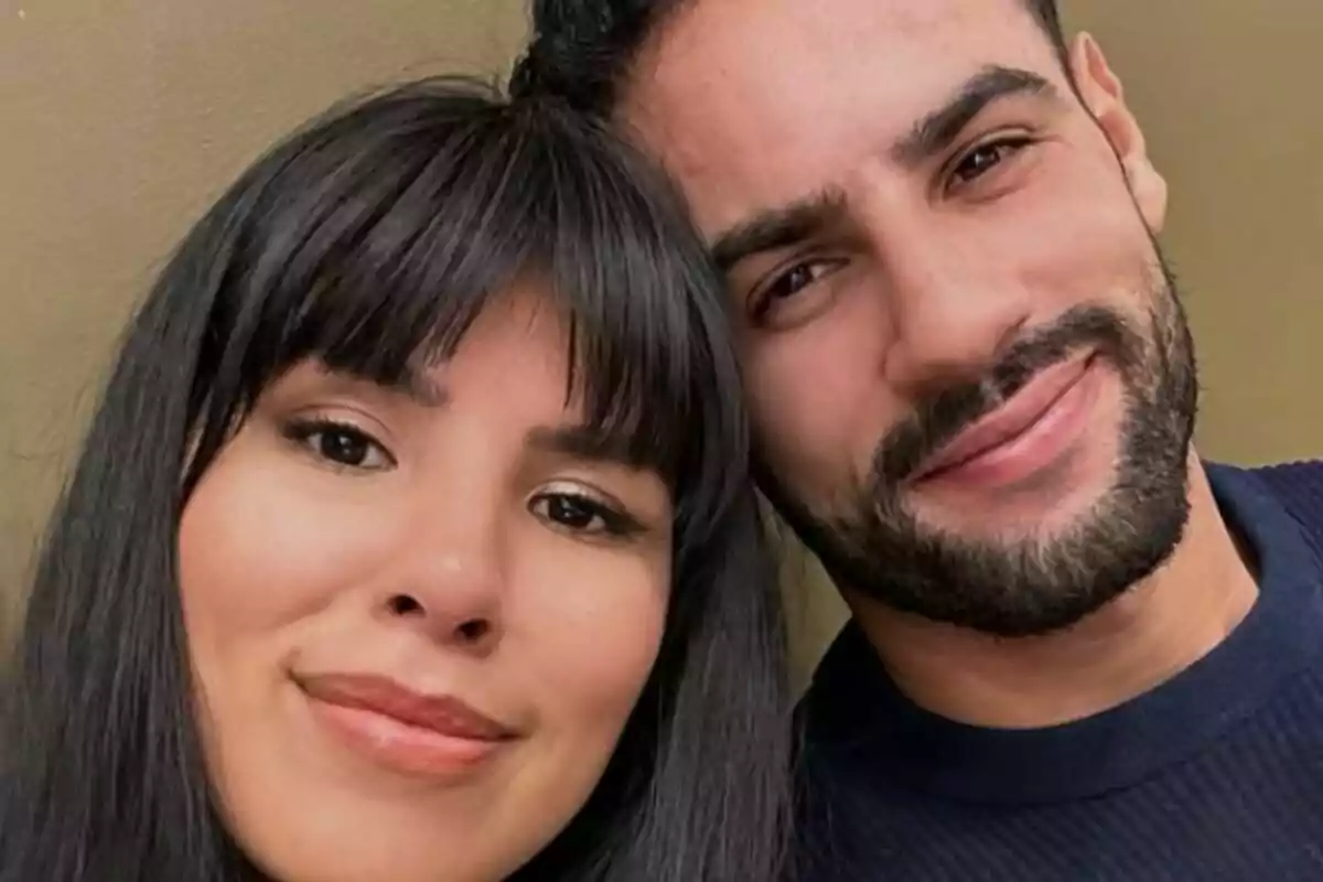 Una pareja sonriente, formada por Asraf Beno e Isa Pantoja, posando para una selfie. Una pareja sonriente, formada por Asraf Beno e Isa Pantoja, posando para una selfie.