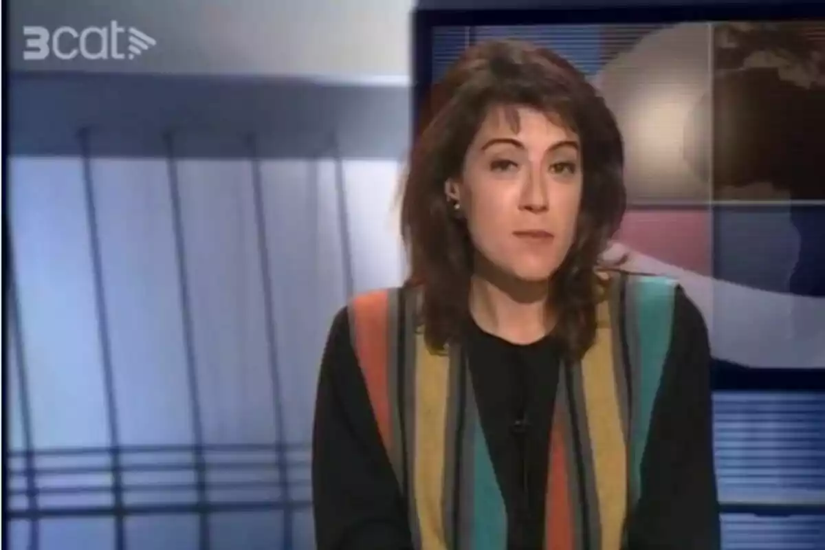 Una presentadora de noticias en un estudio de televisión con un fondo azul y un gráfico de globo terráqueo. Una presentadora de noticias en un estudio de televisión con un fondo azul y un gráfico de globo terráqueo.