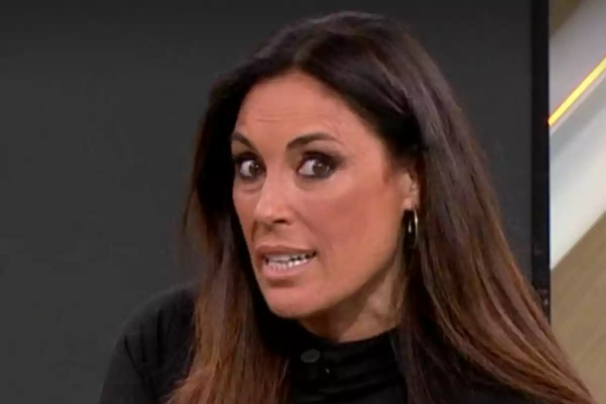 Isabel Rábago de cabello oscuro y largo con expresión facial intensa y fondo oscuro en Espejo Público.