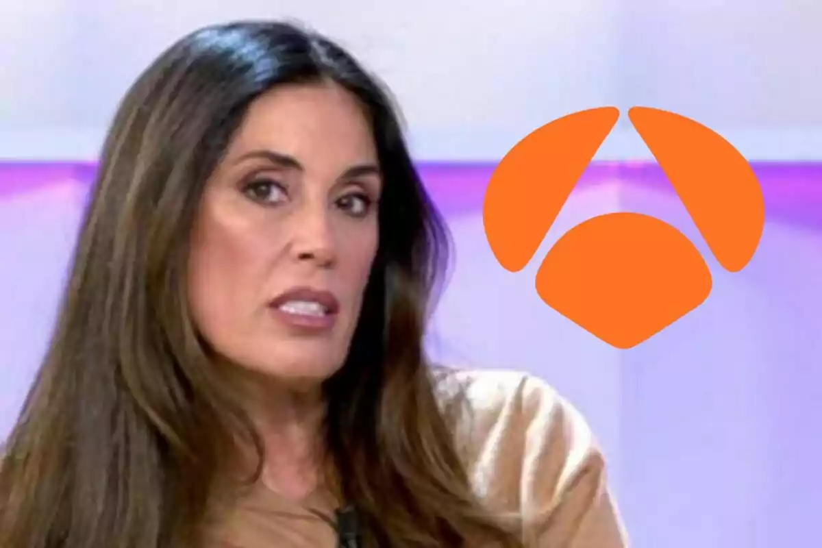 Isabel Rábago de cabello largo y oscuro en Vamos a ver con un logotipo naranja de Antena 3 en el fondo.