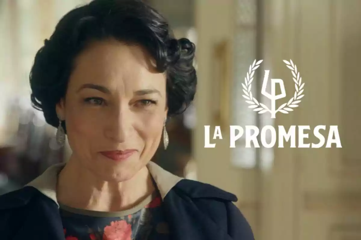 Isabel Serrano sonriente con cabello oscuro y corto, usando pendientes elegantes, aparece junto al logo de "La Promesa".