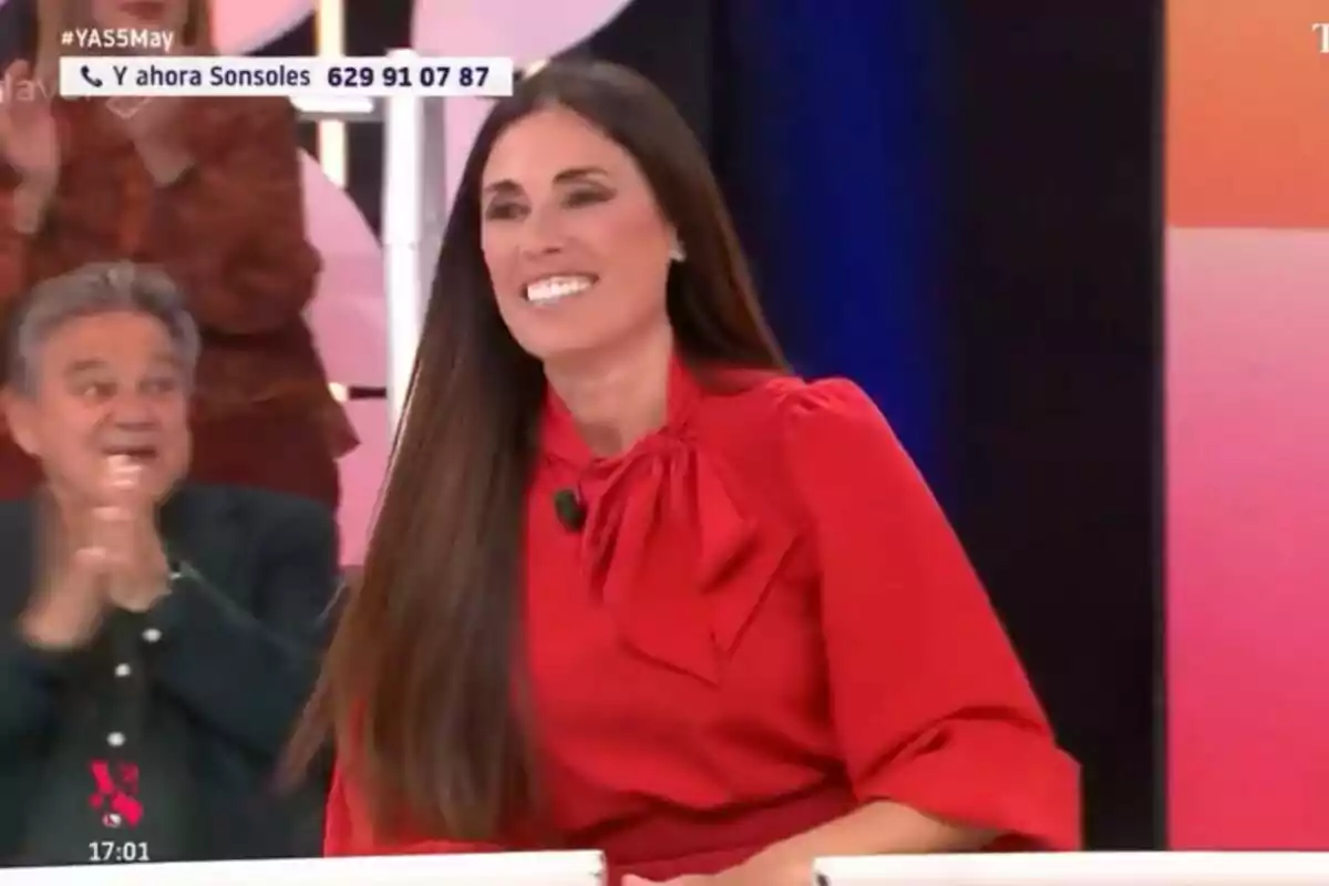 Isabel Rábago sonriente con un vestido rojo está sentada en 'Y ahora Sonsoles', mientras una persona aplaude en el fondo. Isabel Rábago sonriente con un vestido rojo está sentada en 'Y ahora Sonsoles', mientras una persona aplaude en el fondo.
