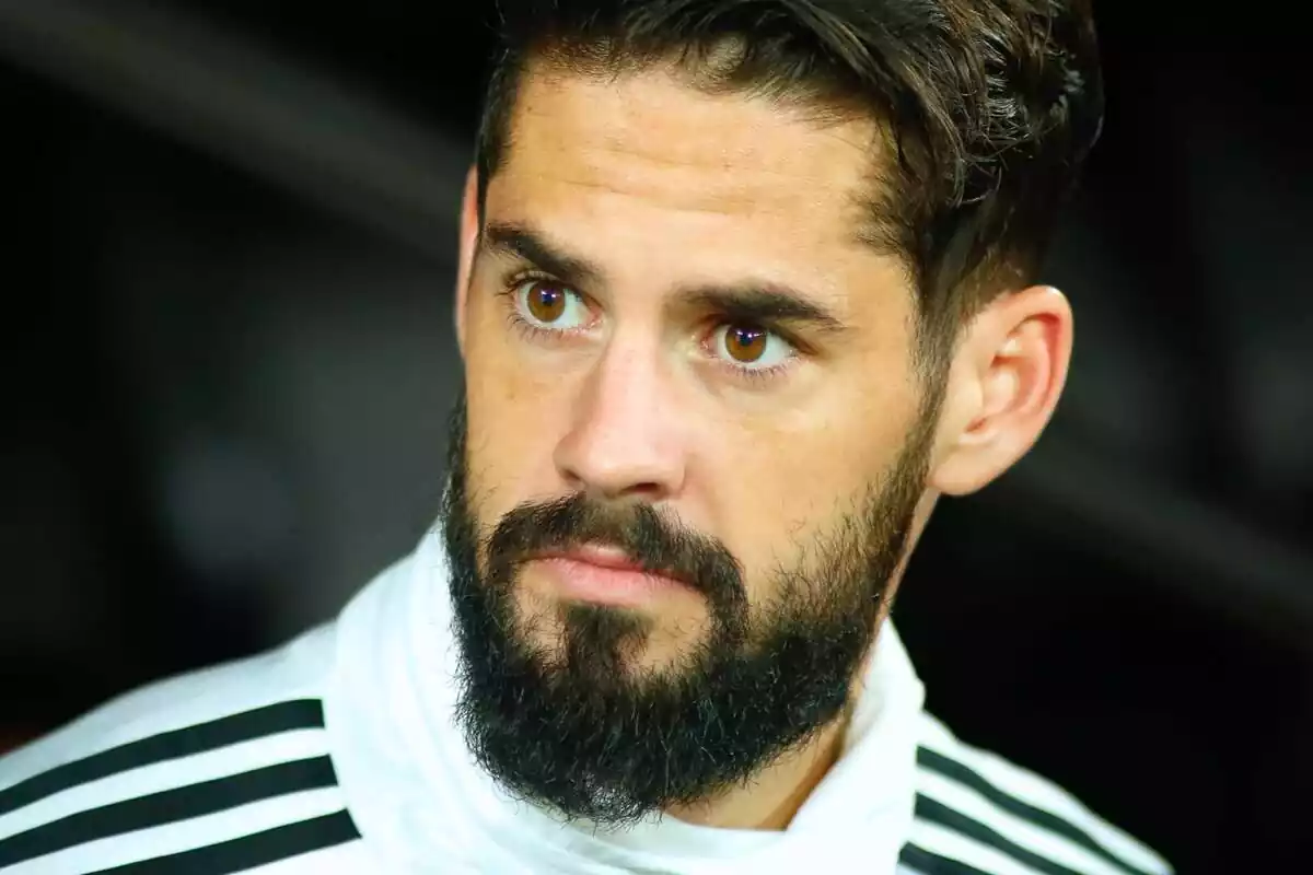 Isco mirando hacia un lado