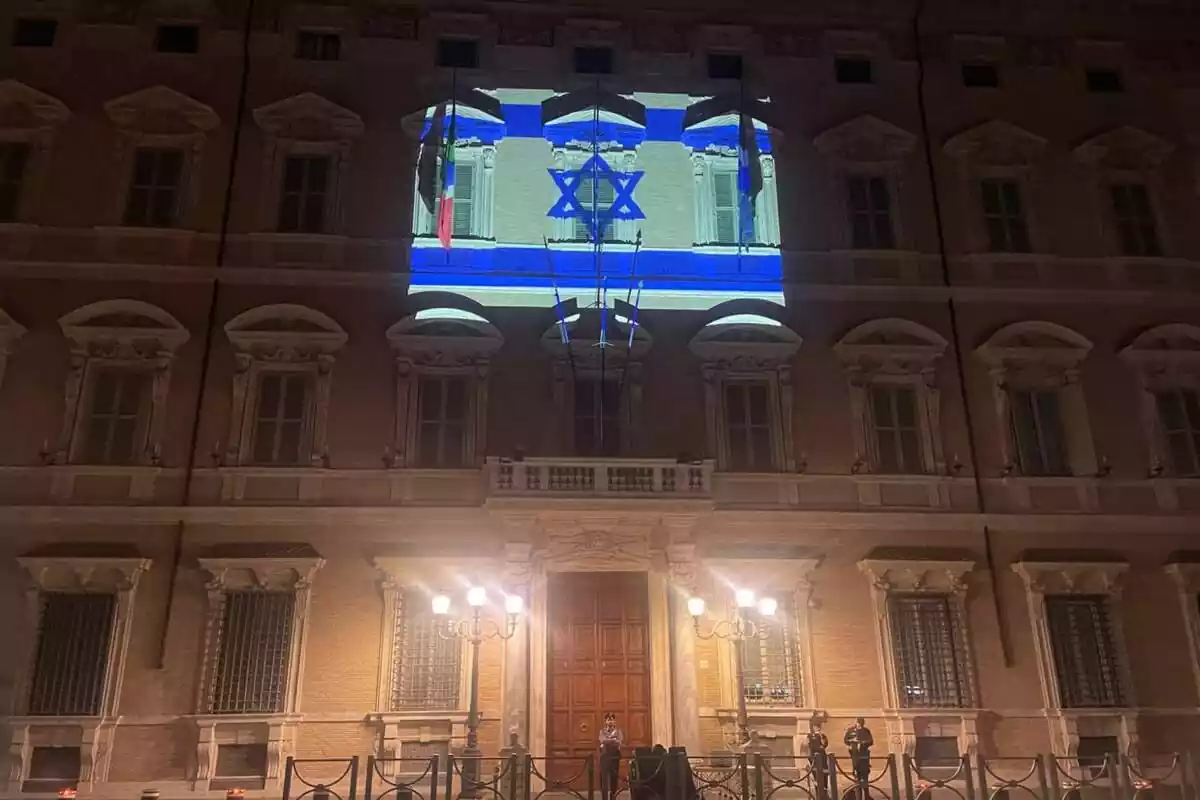 Fachada del Palazzo Madama (Senado italiano) luciendo una proyección de la bandera de Israel Fachada del Palazzo Madama (Senado italiano) luciendo una proyección de la bandera de Israel