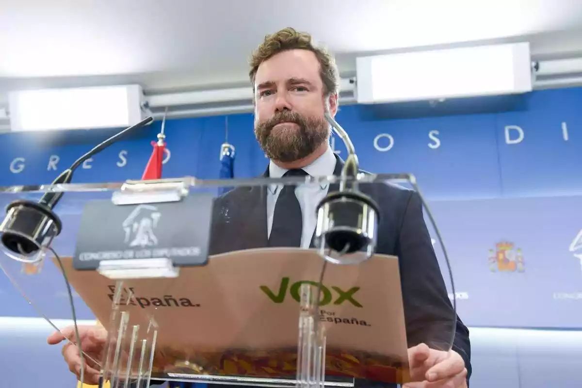 El portavoz de VOX en el Congreso, Iván Espinosa de los Monteros, con rostro serio, comparece ante los medios de comunicación, en el Congreso de los Diputados, a 8 de agosto de 2023, en Madrid