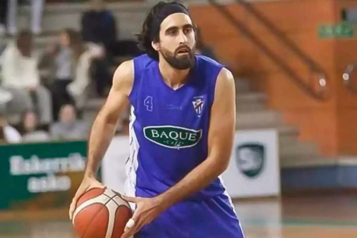 Iván Sáez jugando a baloncesto en el Tabirako