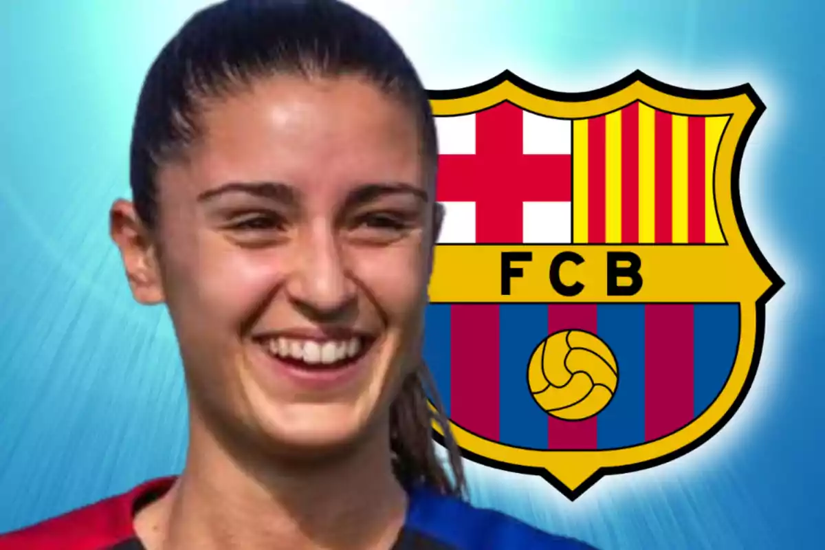 Una persona sonriendo con el escudo del FC Barcelona de fondo.