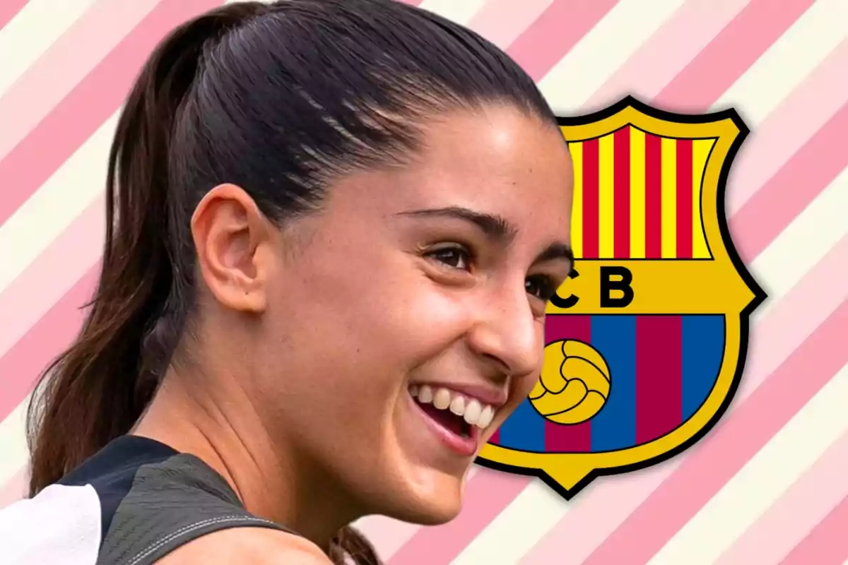 Una persona sonriendo con el escudo del FC Barcelona de fondo.