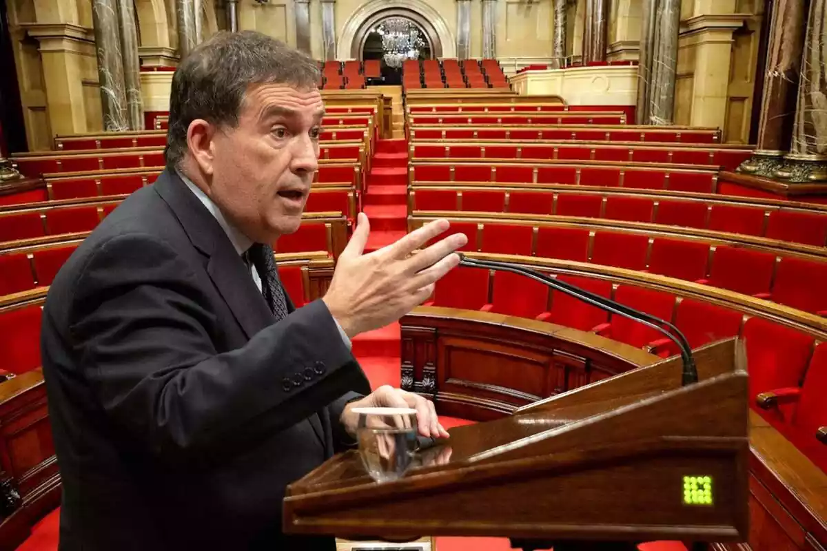 Montaje fotográfico con el abogado y diputado catalán Jaume Alonso Cuevillas, con el parlament de Cataluña de fondo