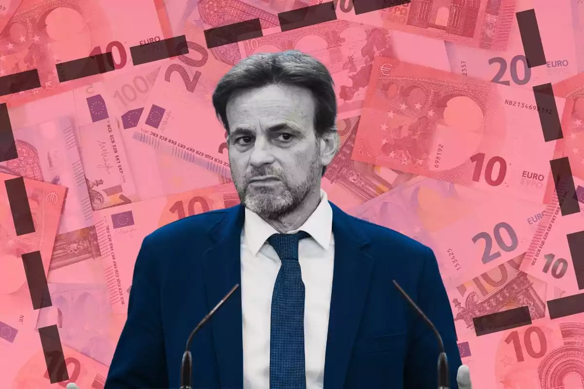 Imagen de Jaume Asens con un fondo de billetes de euro