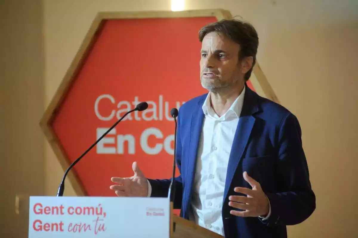 Fotografía del político de Catalunya en Comú, Jaume Asens, dando un míting