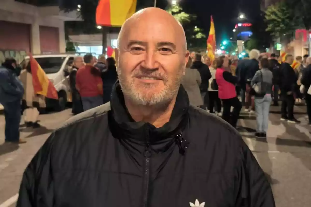 Plano medio de Javier Gómez, de Vox, en la manifestación contra la amnistía delante de la sede del PSC en Tarragona