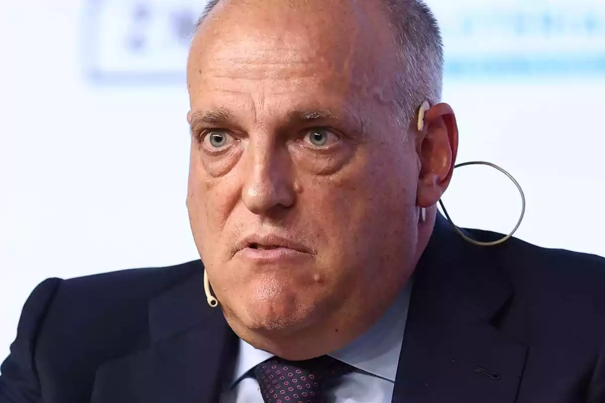 Javier Tebas en un acto en primer plano con cara de susto