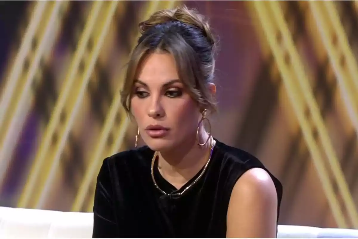 Jessica Bueno, con cabello recogido y pendientes grandes y vestido negro, en '¡De Viernes!'