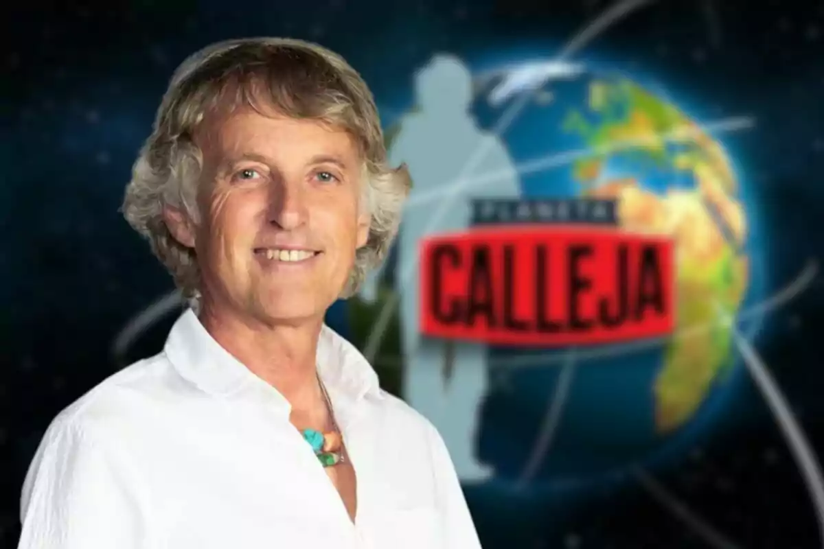 Jesús Calleja sonriente con cabello canoso y rizado, vestido con una camisa blanca, frente a un fondo que muestra un globo terráqueo y el texto "Planeta Calleja".