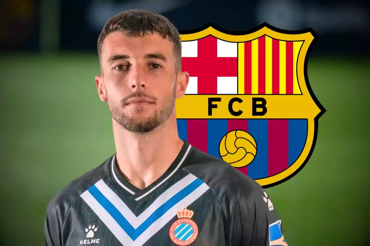 Un jugador de fútbol con uniforme del RCD Espanyol posando frente al escudo del FC Barcelona.