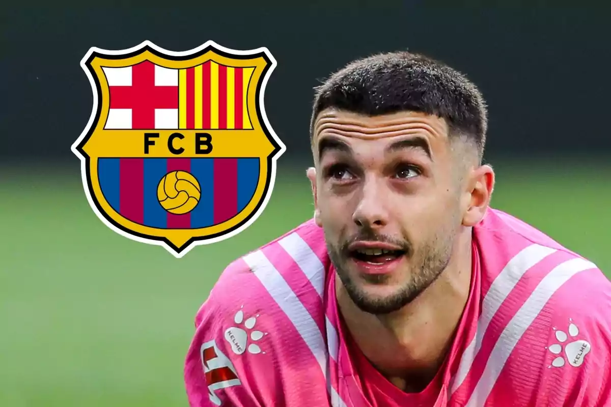 Un jugador de fútbol con uniforme rosa mira hacia arriba con el escudo del FC Barcelona al lado.