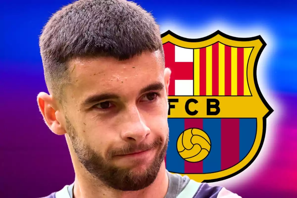 Un futbolista con expresión seria aparece en primer plano con el escudo del FC Barcelona de fondo.
