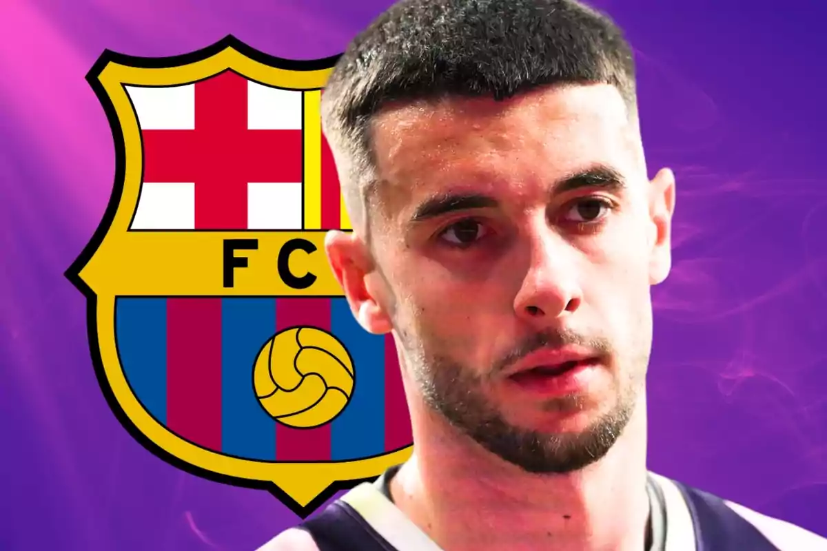 Jugador de fútbol con camiseta oscura frente al escudo del FC Barcelona sobre un fondo morado