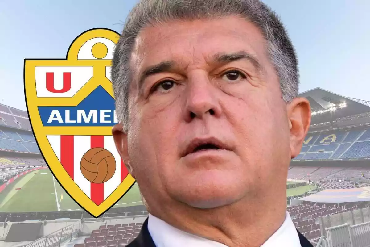 Joan Laporta mirando al cielo con el escudo del Almería detrás y una imagen del Camp Nou