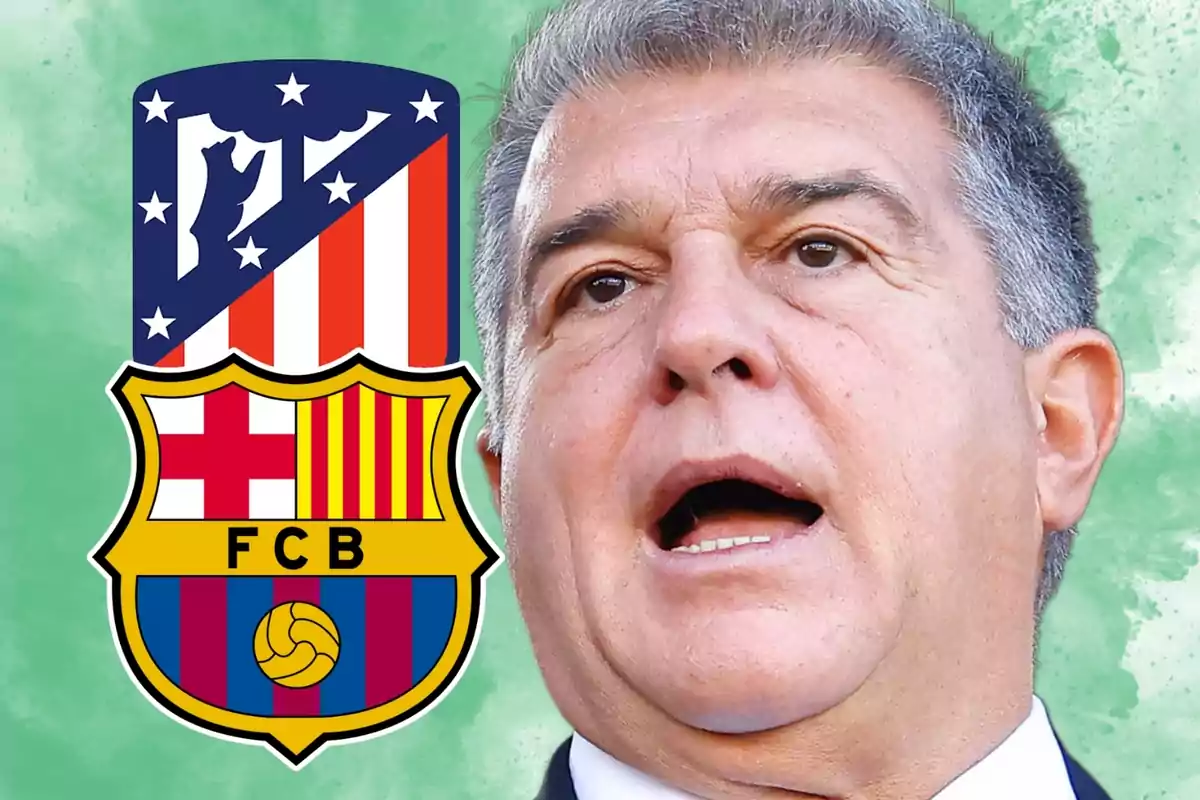 Un hombre hablando con los escudos del Atlético de Madrid y el FC Barcelona al fondo.