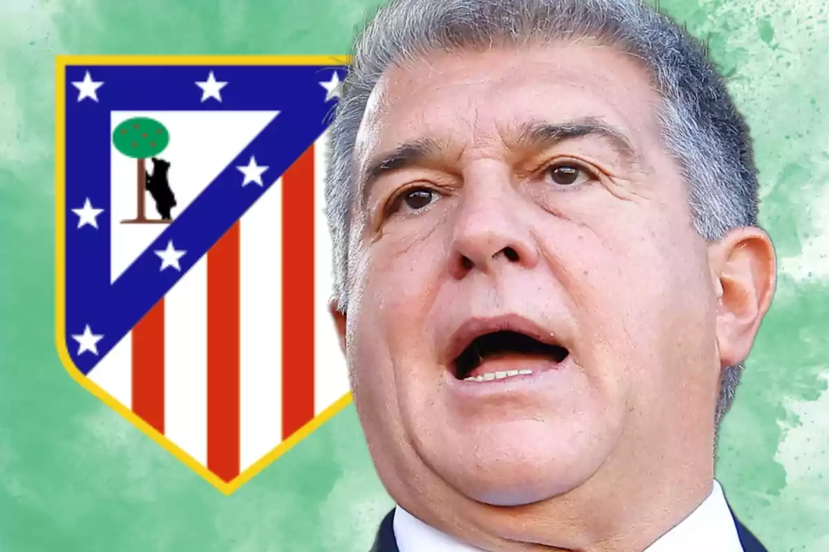 Un hombre de cabello canoso con expresión seria está frente a un escudo de un equipo de fútbol con fondo verde.