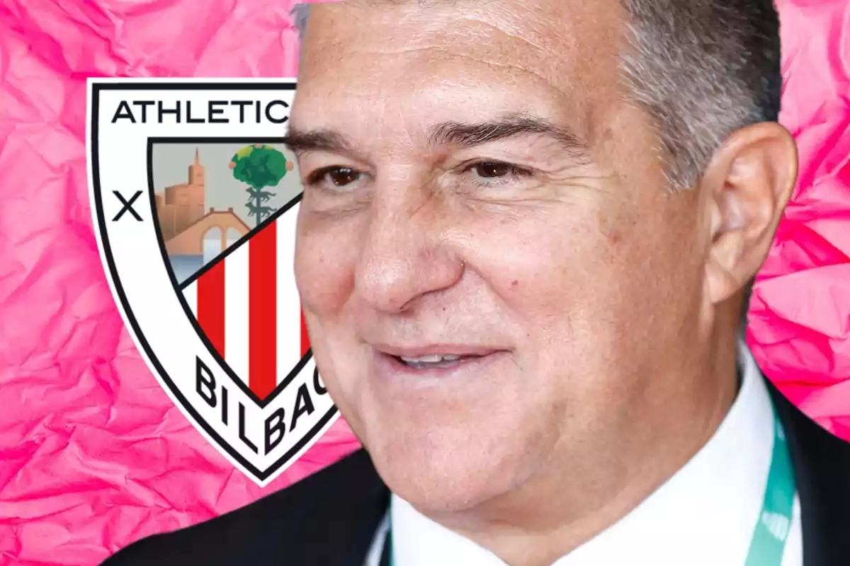 Un hombre sonriente con el escudo del Athletic Club de Bilbao de fondo sobre un fondo rosa.