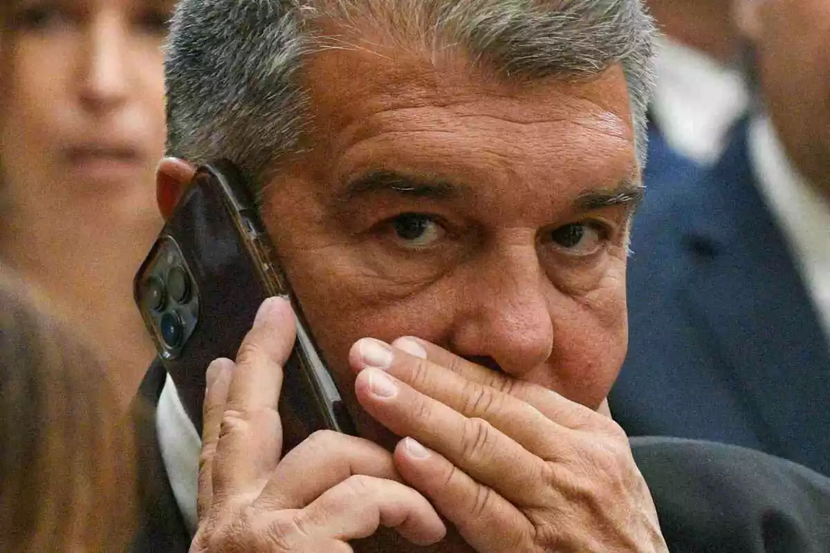 Imagen del presidente del F.C. Barcelona hablando por teléfono móvil