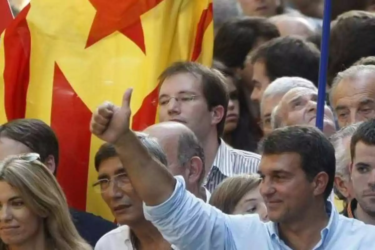 Joan laporta con una estelada de fondo Joan laporta con una estelada de fondo