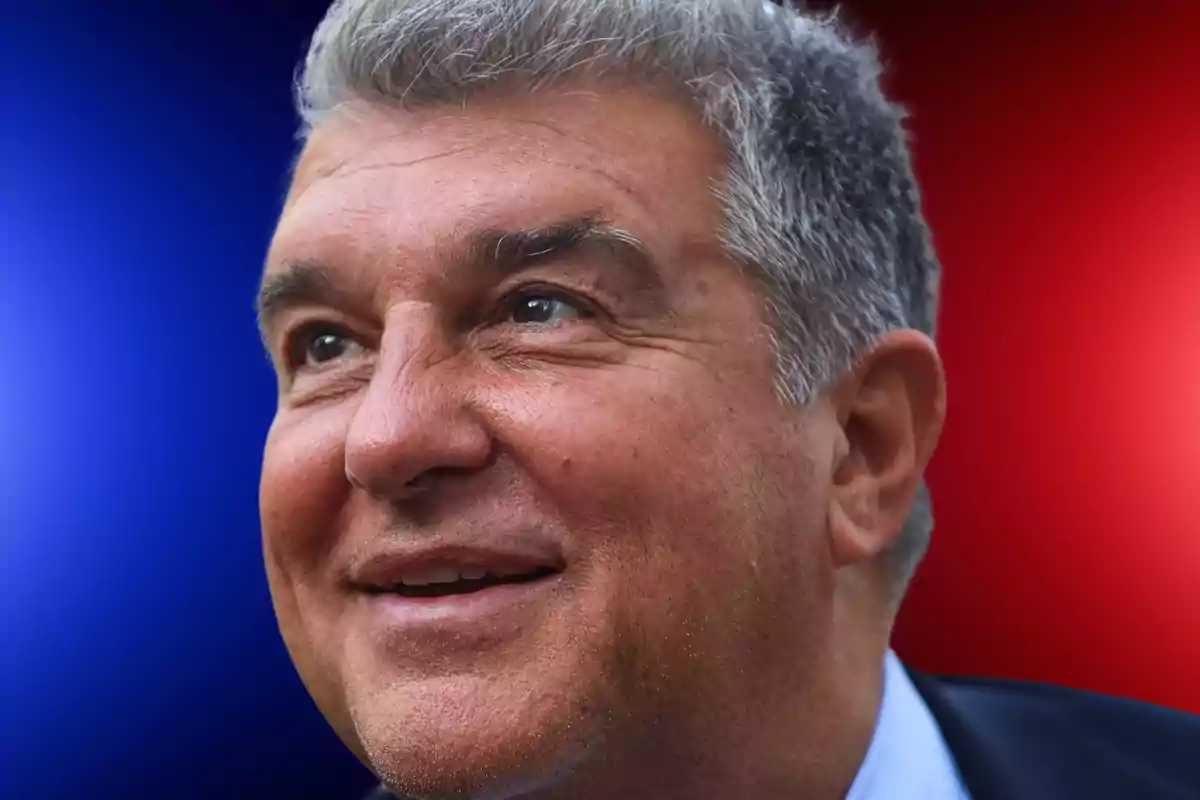 Hombre de cabello canoso sonriendo con un fondo degradado de azul a rojo.