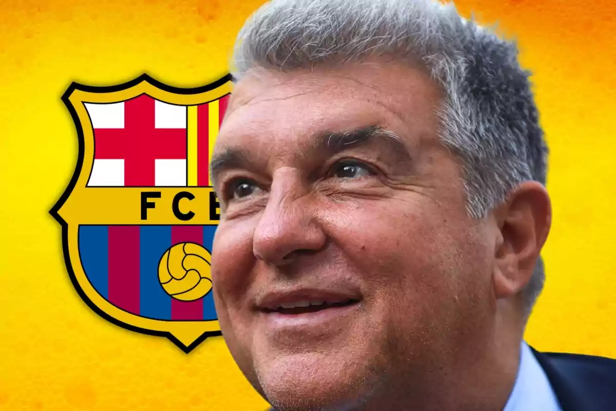 Hombre sonriendo con el escudo del FC Barcelona de fondo.