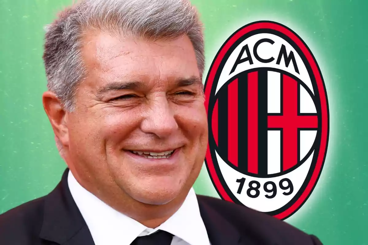 Un hombre sonriente con cabello canoso y traje oscuro frente al logo del AC Milan.