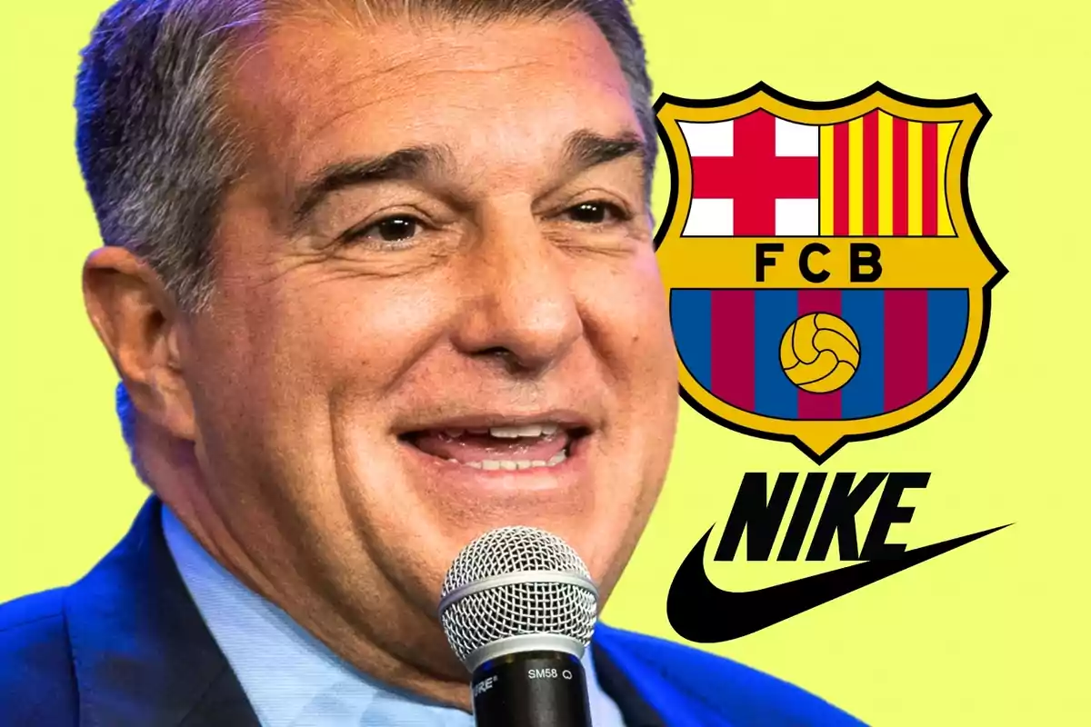 Hombre sonriendo con un micrófono en la mano junto al escudo del FC Barcelona y el logo de Nike sobre un fondo amarillo.