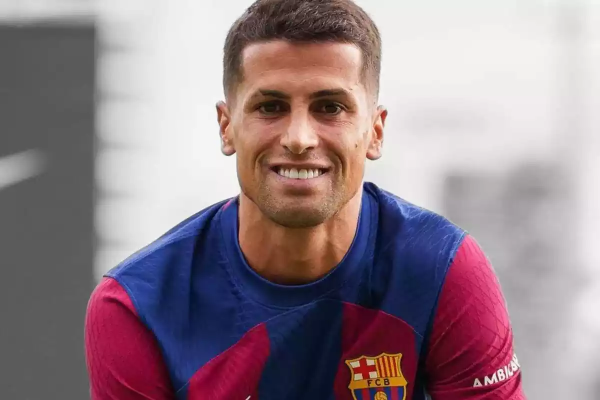 Joao Cancelo posa con la camiseta del FC Barcelona y una gran sonrisa el día de su presentación