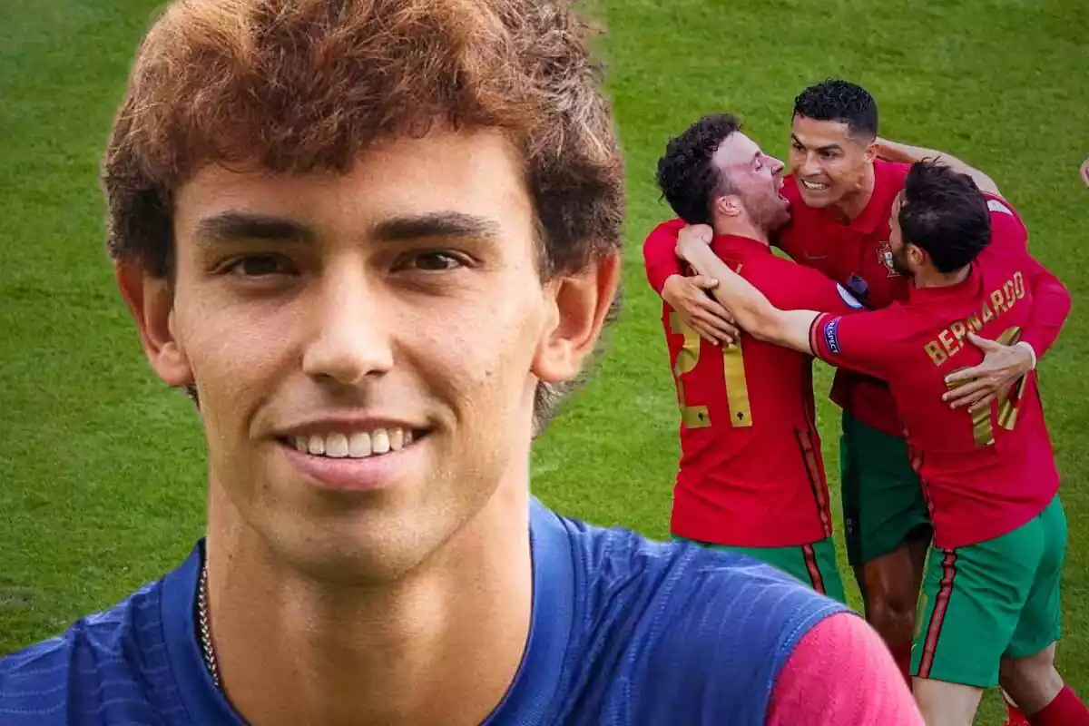 Joao Félix con una gran sonrisa en primer plano con sus amigos de Portugal al fondo celebrando un gol