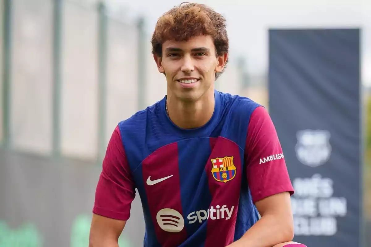 Joao Félix sonriendo el día de su presentación con el Barça