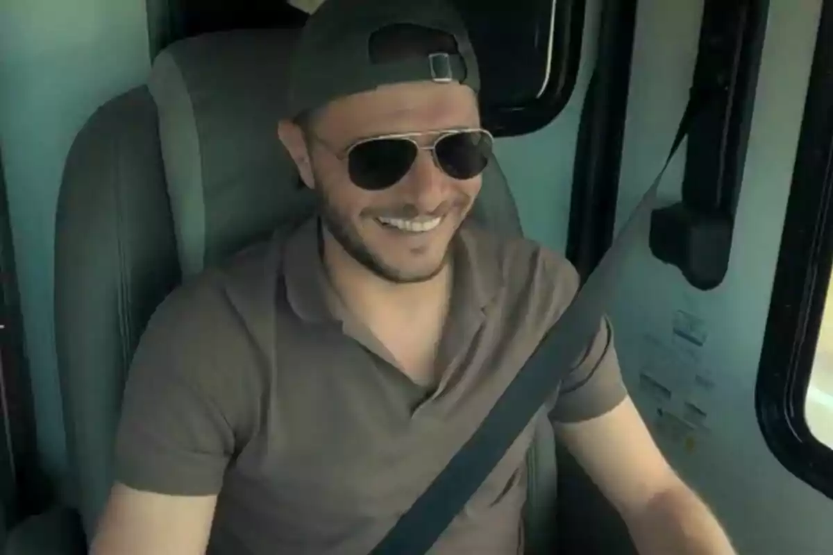 Joaquín Sánchez sonriente con gafas de sol y gorra maneja un vehículo en El capitán en América.