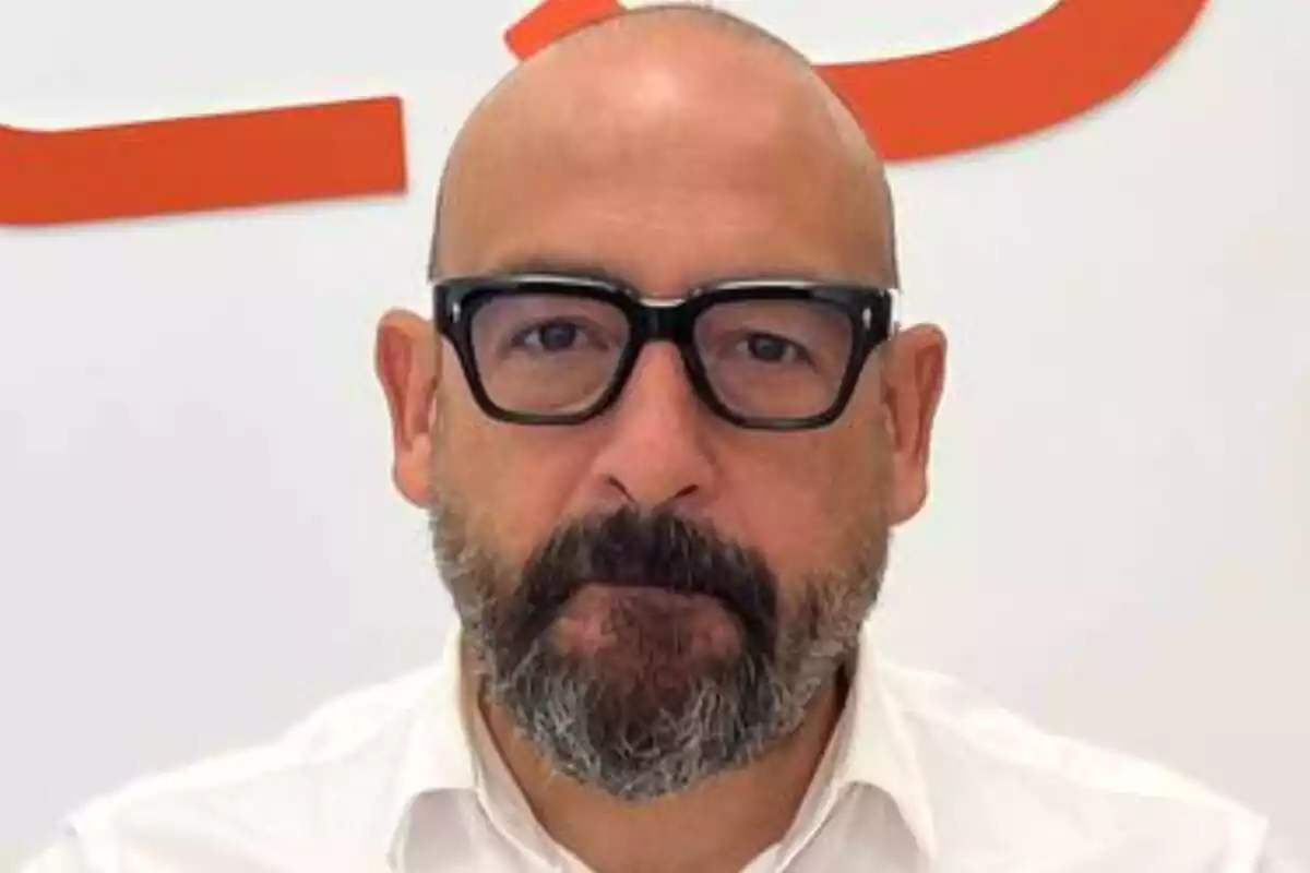 Primer plano de Jordi Cañas con gafas de pasta y barba con cara seria