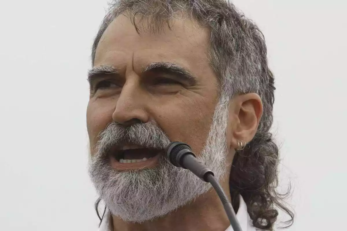 Primer plano de Jordi Cuixart hablando por un micro